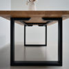 Table en bois massif et pied U en acier / Dimensions : 220 x 100 x H 75 cm / Chêne massif Français et piétement noir charbon