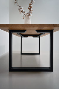 Table en bois massif et pied U en acier / Dimensions : 220 x 100 x H 75 cm / Chêne massif Français et piétement noir charbon