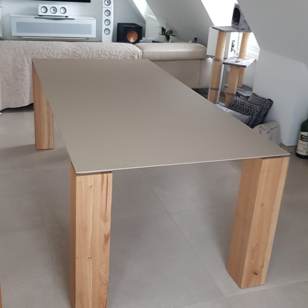 ARTMETA / table Contraste 210 x 100 cm / plateau en acier couleur sable mouillé et pieds en chêne naturel