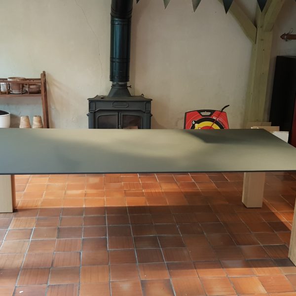 ARTMETA / table Contraste 250 x 120 cm / plateau gris acier et pieds en chêne naturel