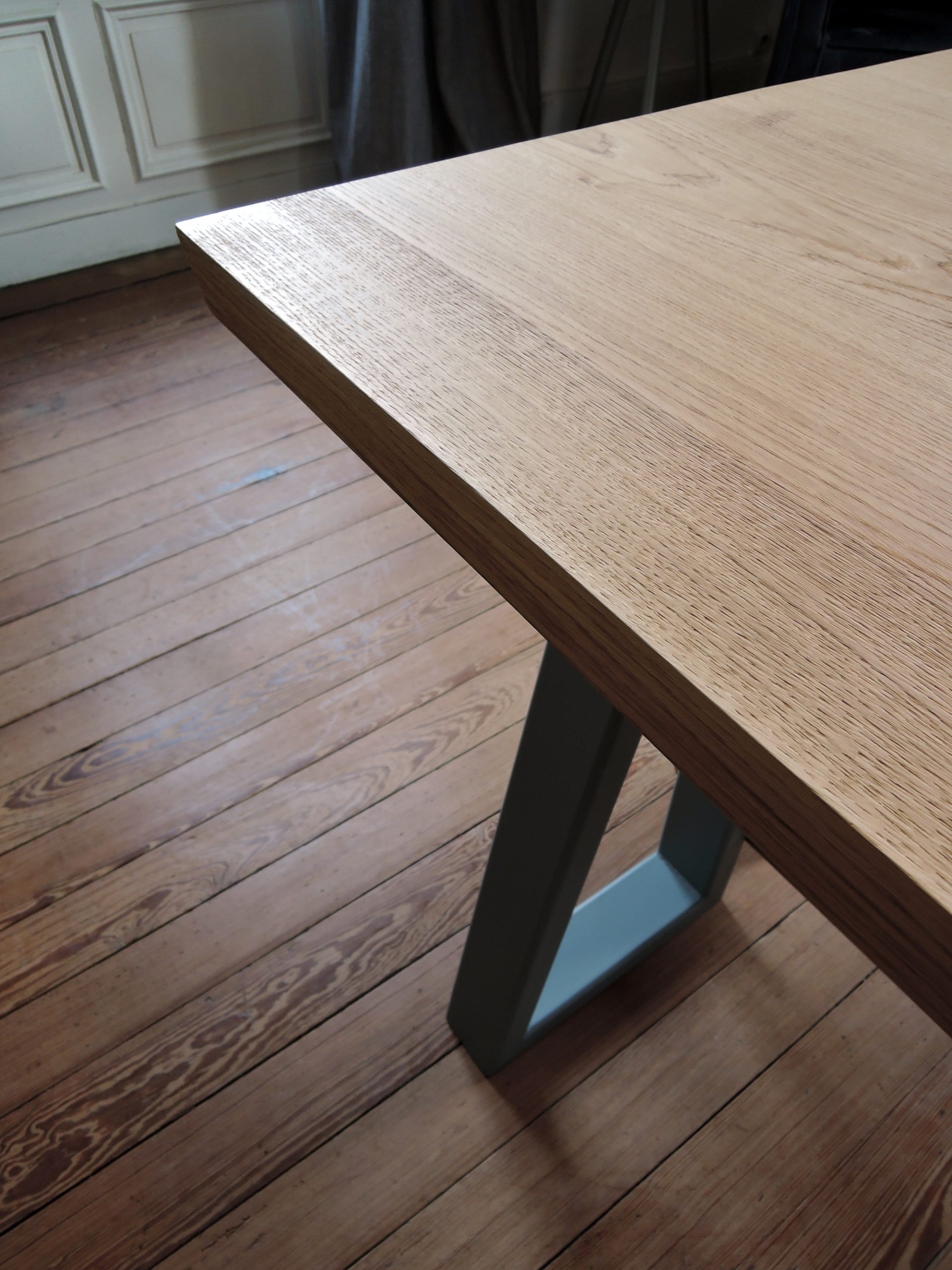 ARTMETA / table Détour sur mesure en acier et bois massif