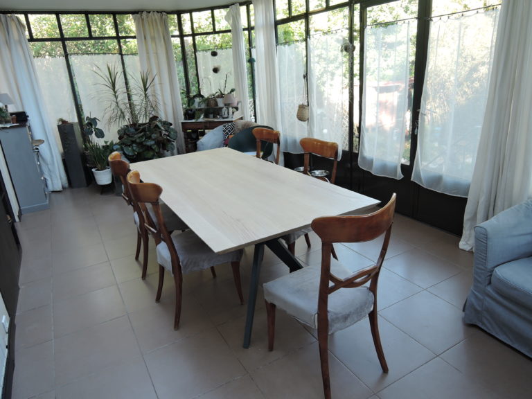 ARTMETA / table Papillon 212 x 100 cm / chêne blanchi prestige et RAL 7016