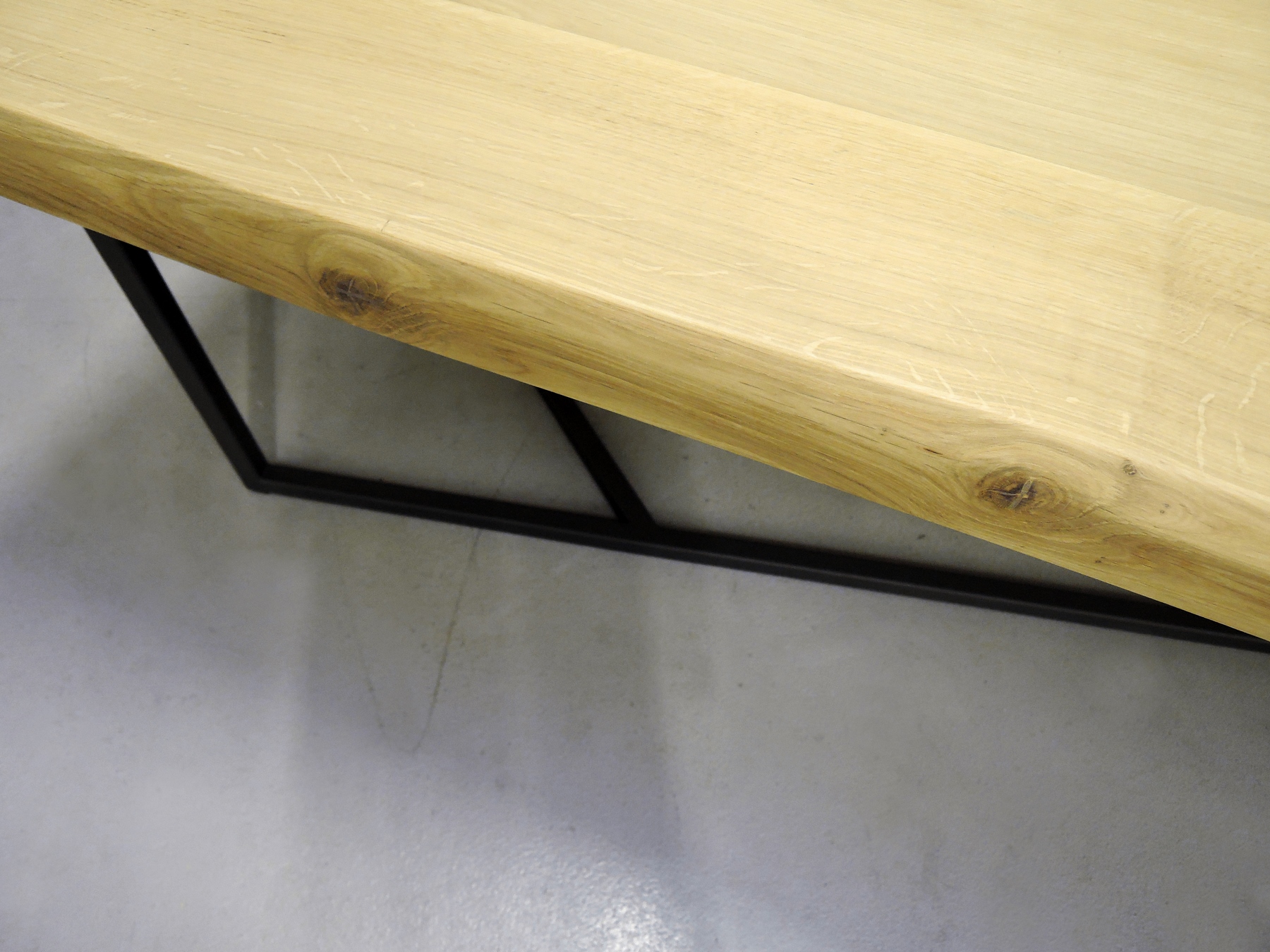 ARTMETA / table Empreinte sur mesure en acier et bois massif