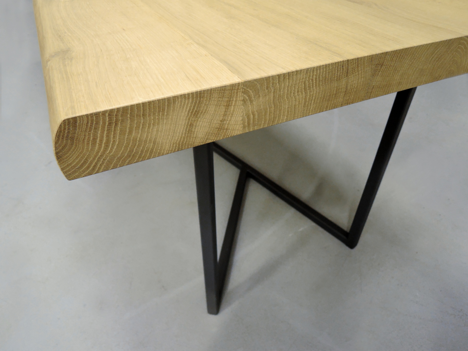 ARTMETA / table Empreinte sur mesure en acier et bois massif