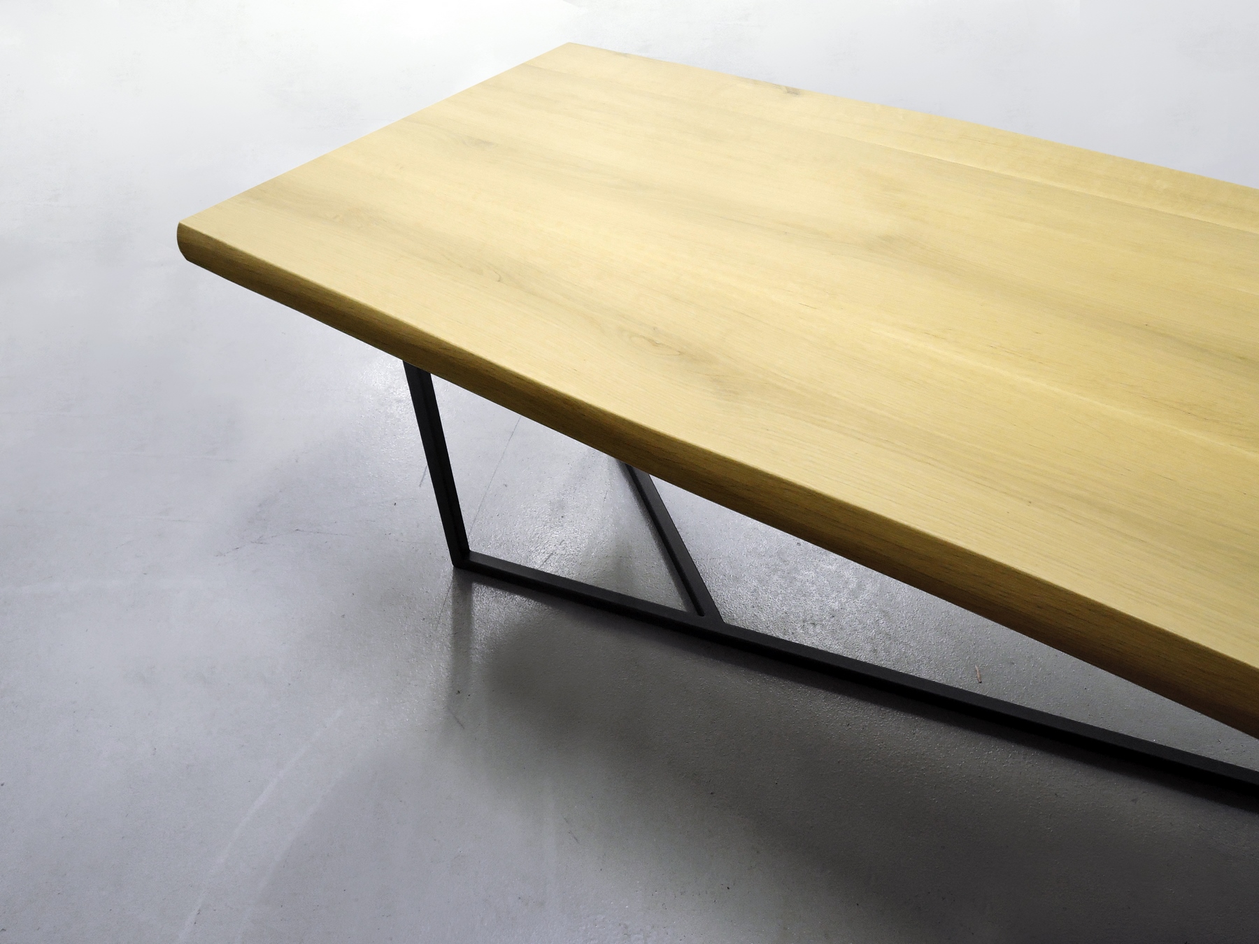 ARTMETA / table Empreinte sur mesure en acier et bois massif