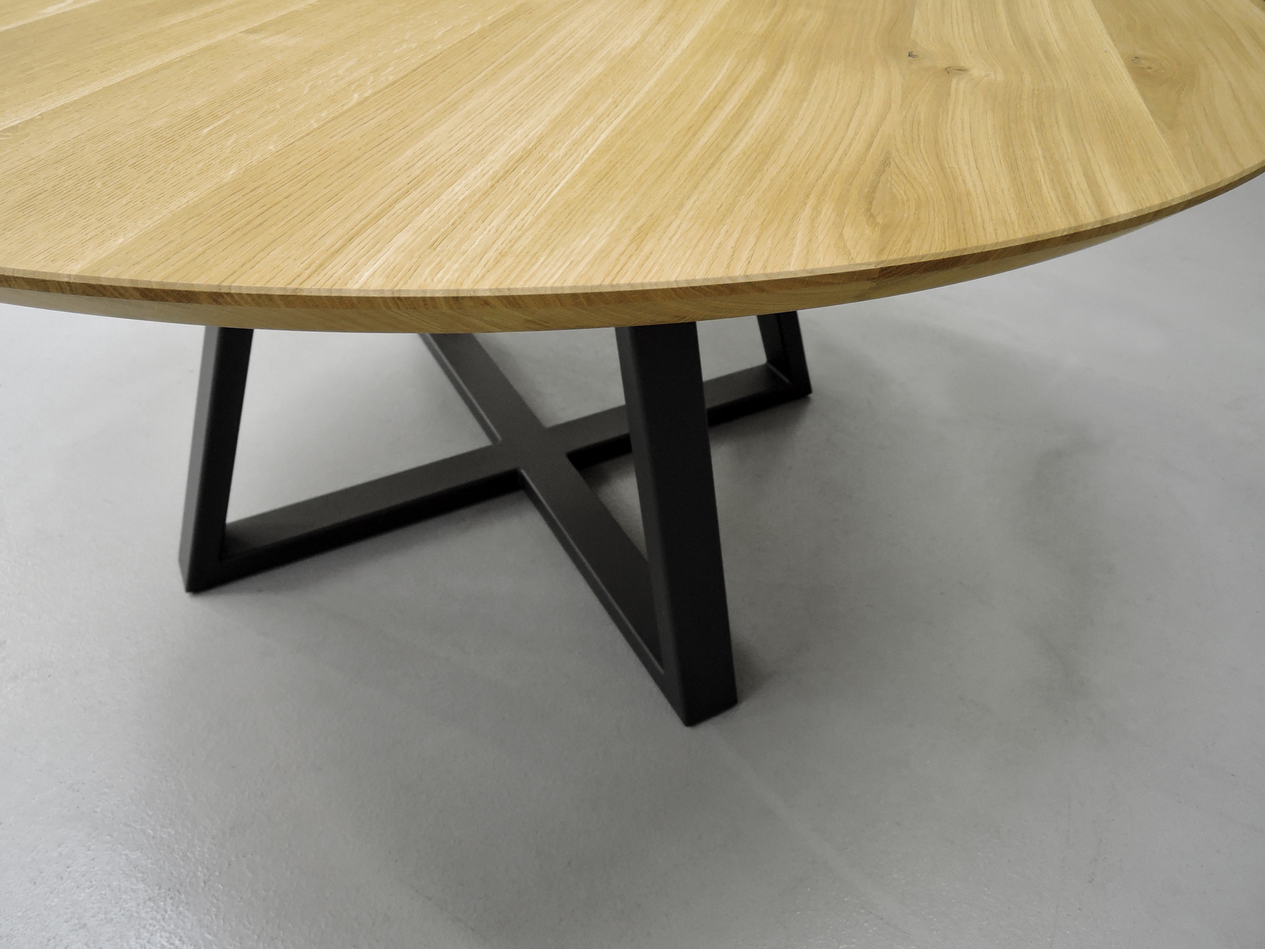 ARTMETA / table Symbole ronde en acier et bois massif