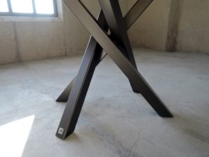 ARTMETA / Table Mikado ronde sur mesure / acier et bois massif / diamètre 110 cm