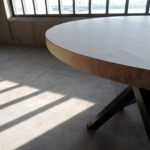 ARTMETA / Table Mikado ronde sur mesure / acier et bois massif / diamètre 110 cm