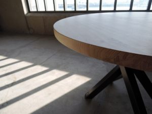ARTMETA / Table Mikado ronde sur mesure / acier et bois massif / diamètre 110 cm