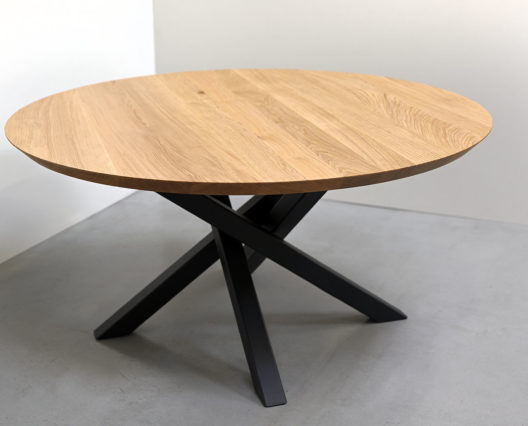 Table ronde Mikado en acier et bois massif / Diamètre 140 cm / Chêne contemporain et piétement noir charbon / Fabrication artisanale française / Atelier ARTMETA
