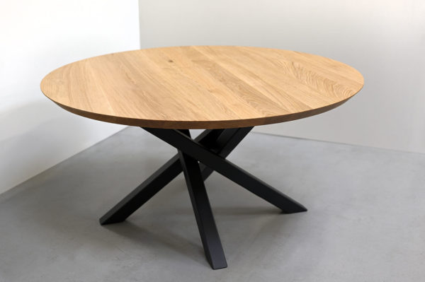 Table ronde Mikado en acier et bois massif / Diamètre 140 cm / Chêne contemporain et piétement noir charbon / Fabrication artisanale française / Atelier ARTMETA