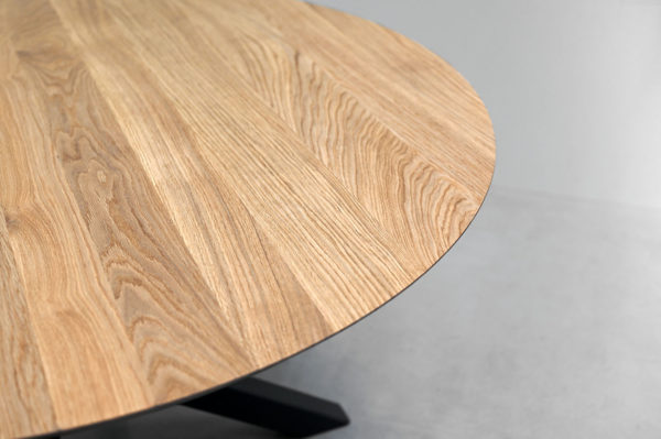 Table ronde Mikado en acier et bois massif / Diamètre 140 cm / Chêne contemporain et piétement noir charbon / Fabrication artisanale française / Atelier ARTMETA