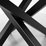 Table ronde Mikado en acier et bois massif / Piétement noir charbon / Fabrication artisanale française / Atelier ARTMETA