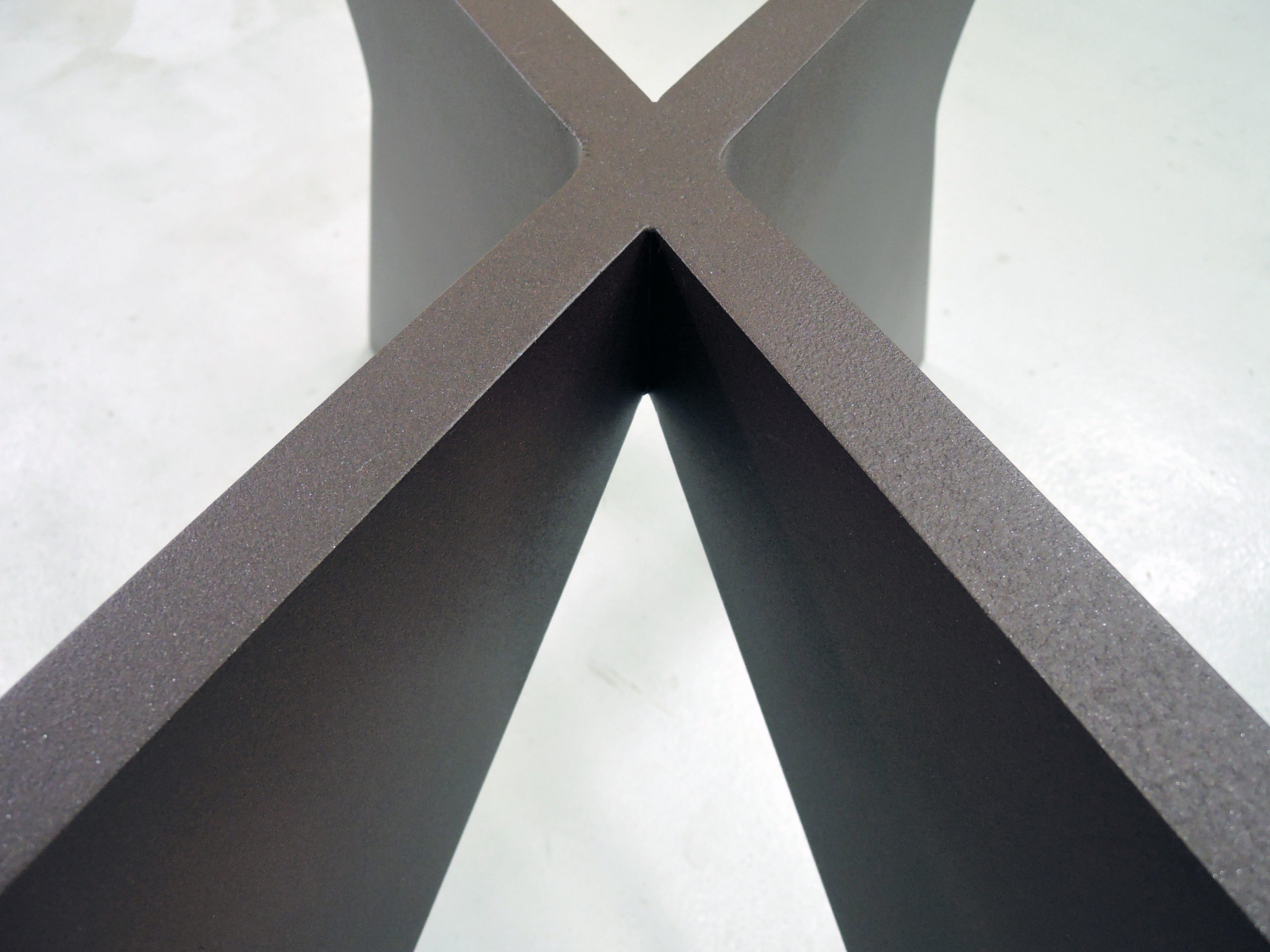 ARTMETA / pied de table Méduse sur mesure en aluminium pleine masse
