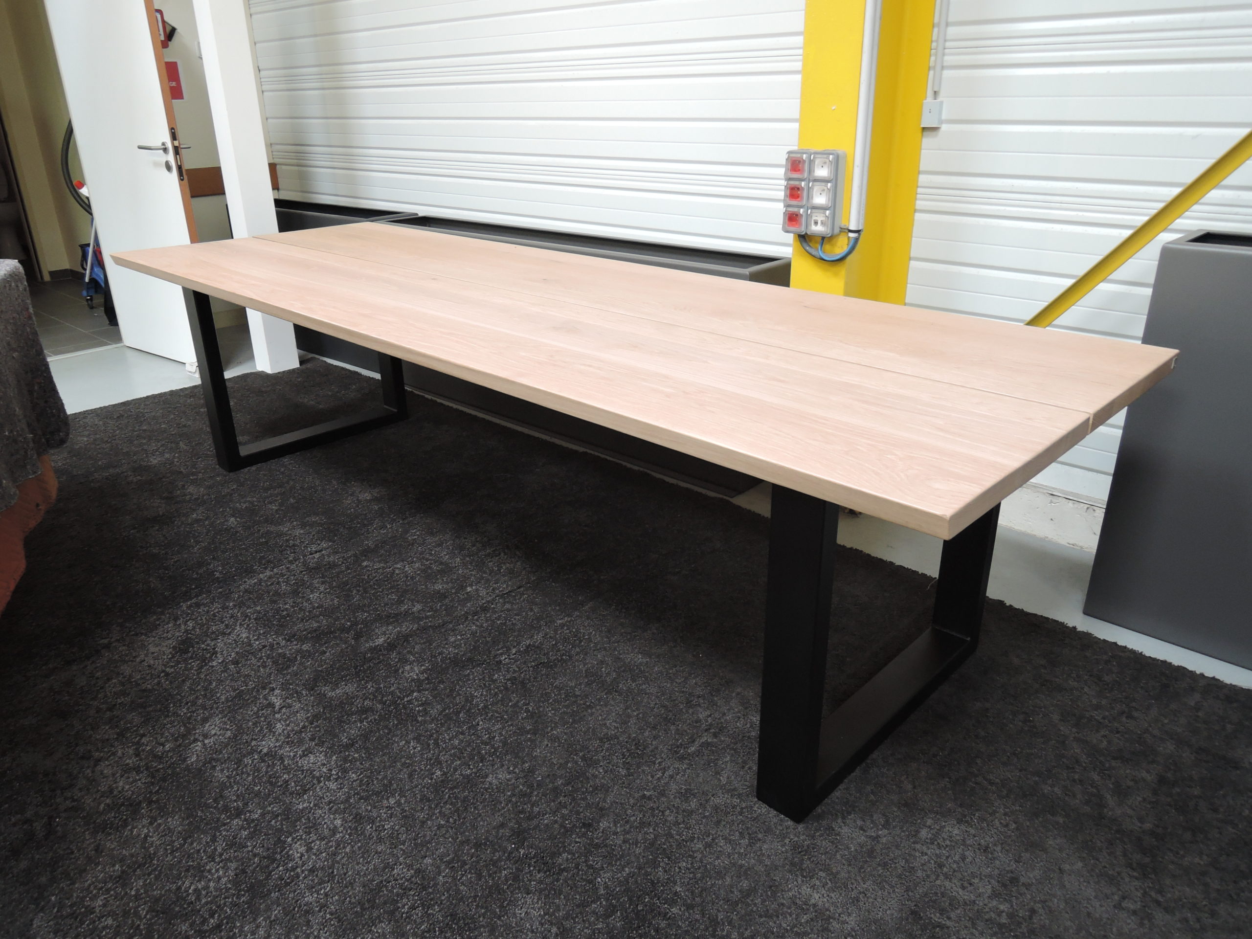 ARTMETA / Table Urbaine 300 x 100 x H 75 cm / chêne naturel + pied noir