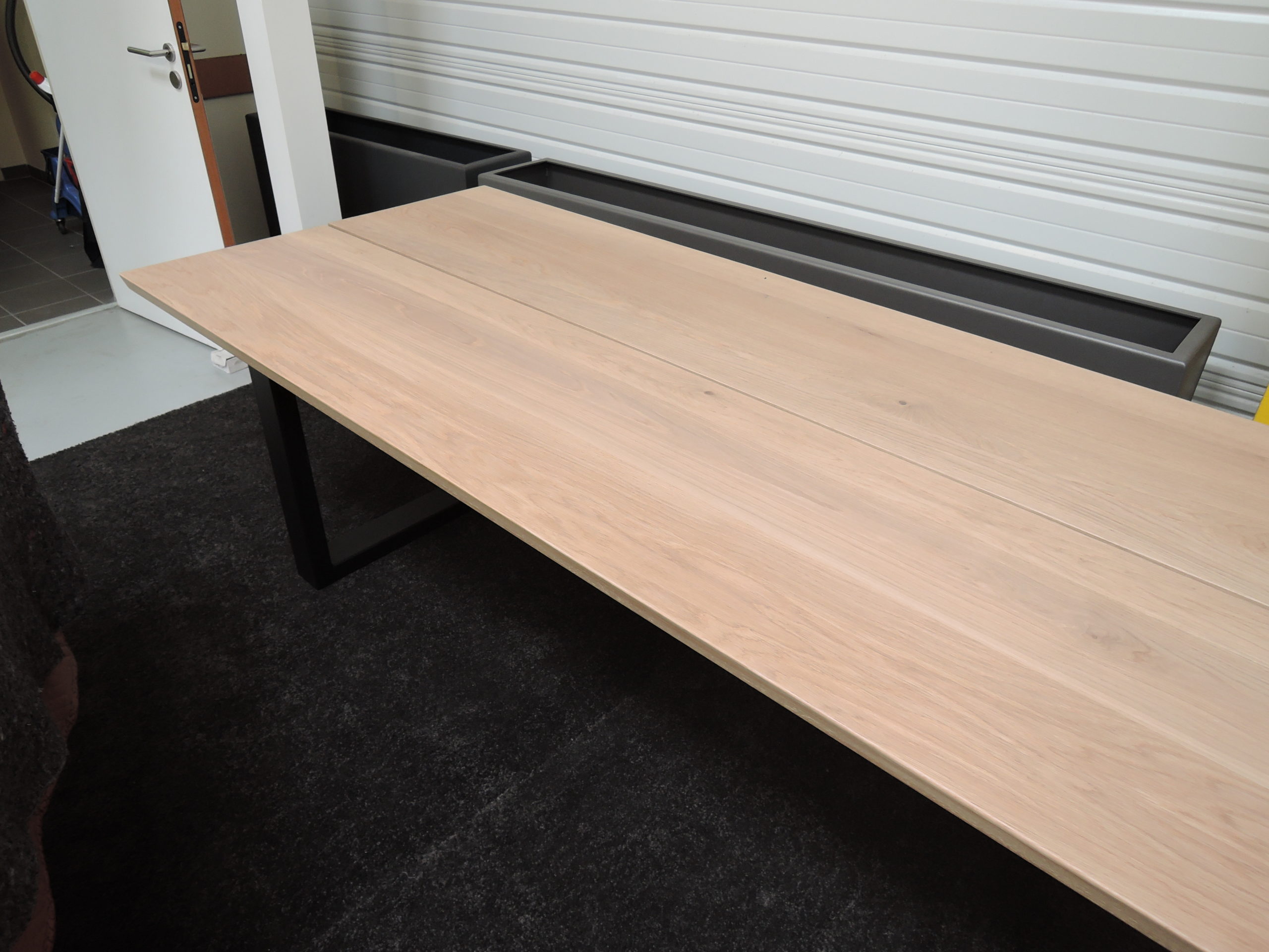 ARTMETA / Table Urbaine 300 x 100 x H 75 cm / chêne naturel + pied noir