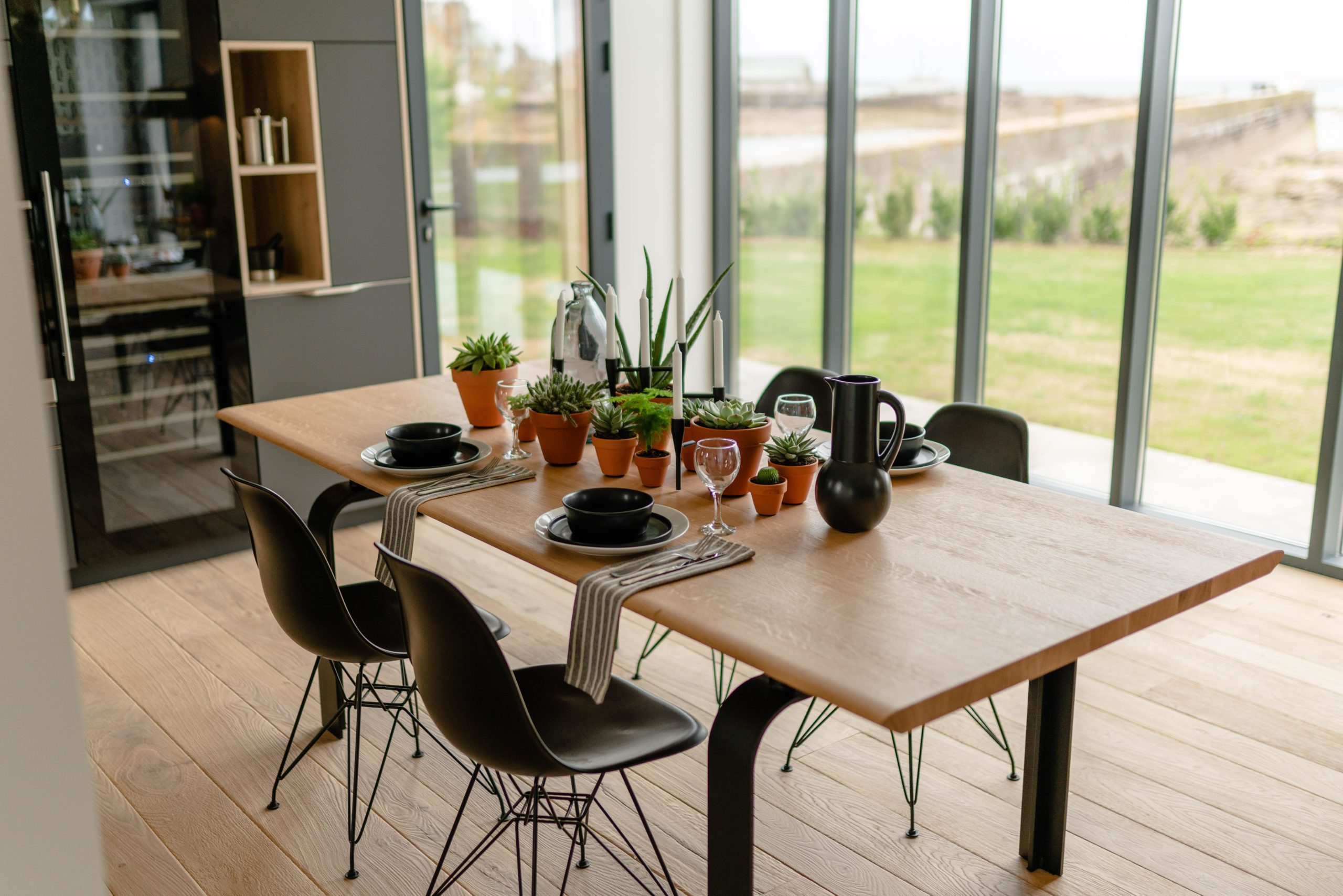 Table à manger Albatros en acier et bois massif / 220 x 100 x H 75 cm / Chêne naturel et charbon noir / ARTMETA / Photo : Aymeric Picot