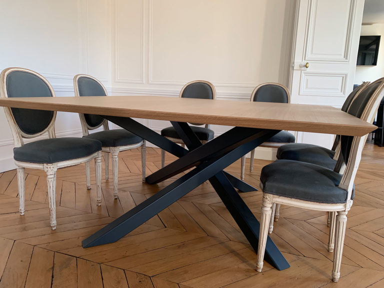 ARTMETA / Table Mikado carrée / 165 x 165 cm en placage de chêne naturel et pied RAL 7016