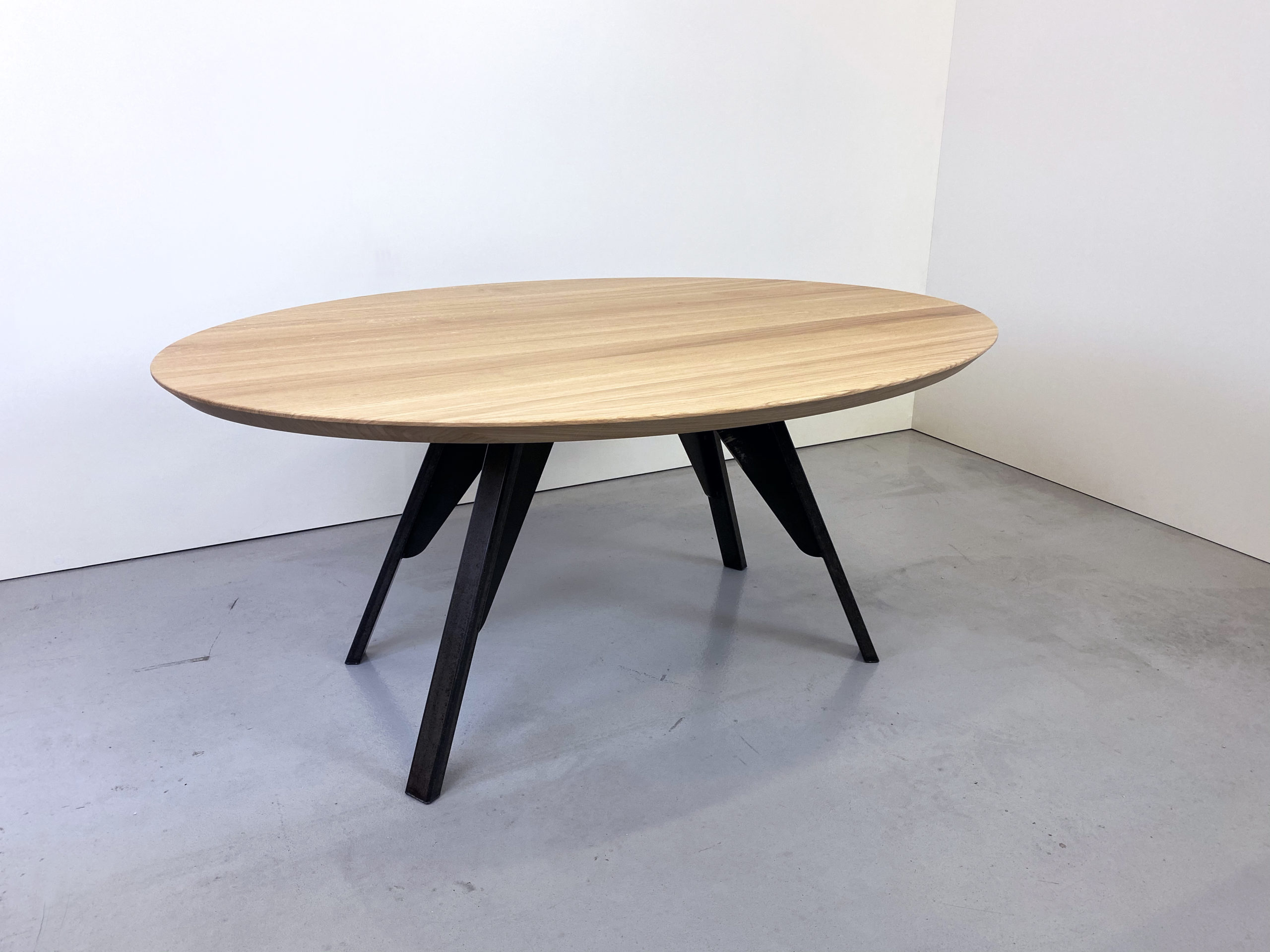 ARTMETA / Table ovale Nageoire / acier et bois massif