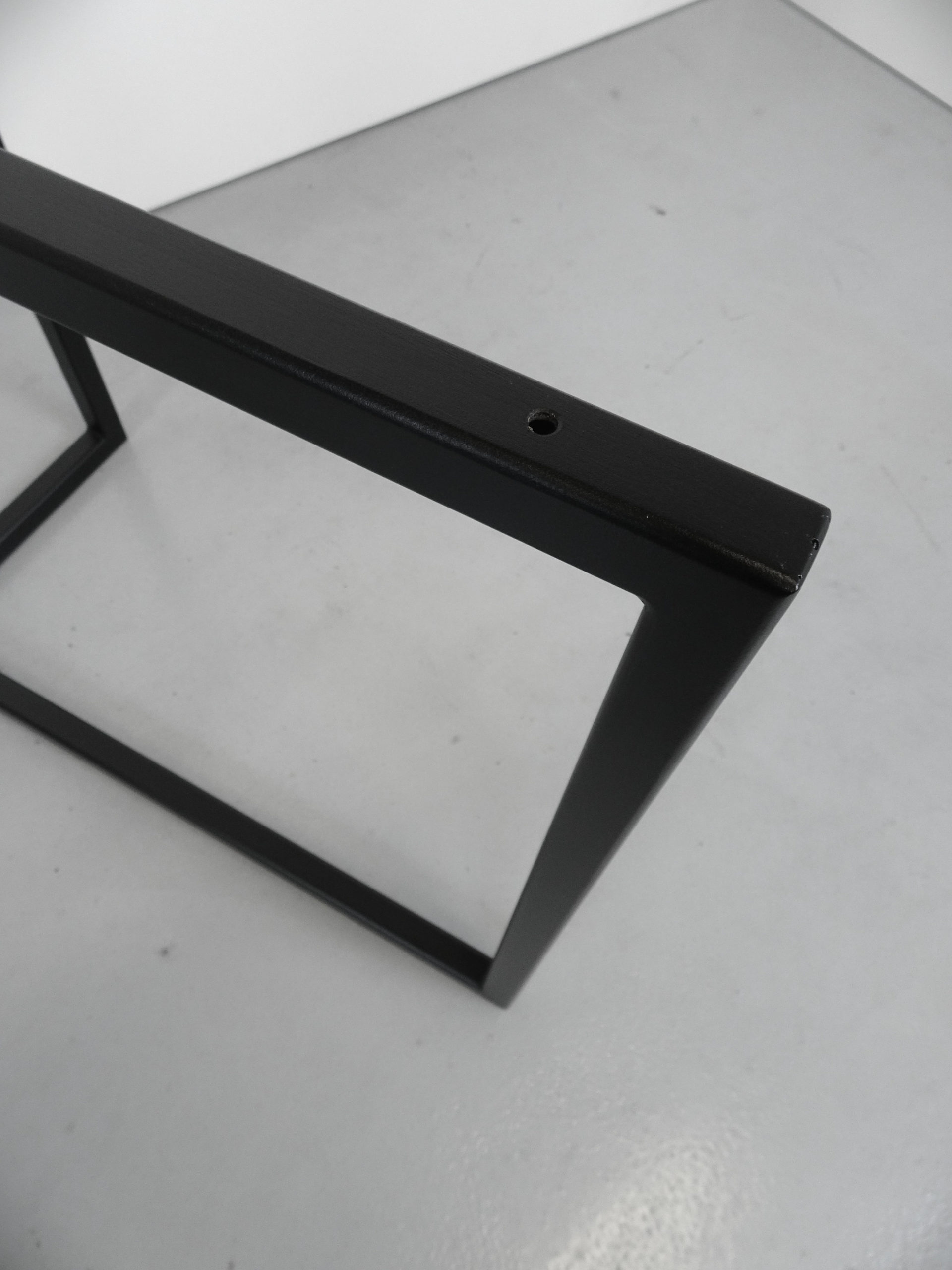 ARTMETA / pied Empreinte acier sur mesure / table Empreinte