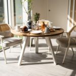 Table ronde Nageoire / Chêne contemporain massif et pied acier blanc / Diamètre 120 cm / Fabrication artisanale française et sur mesure / ARTMETA