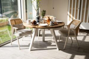 Table ronde Nageoire / Chêne contemporain massif et pied acier blanc / Diamètre 120 cm / Fabrication artisanale française et sur mesure / ARTMETA