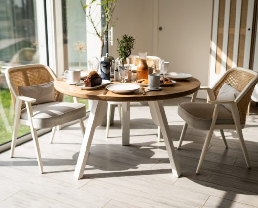 Table ronde Nageoire / Chêne contemporain massif et pied acier blanc / Diamètre 120 cm / Fabrication artisanale française et sur mesure / ARTMETA