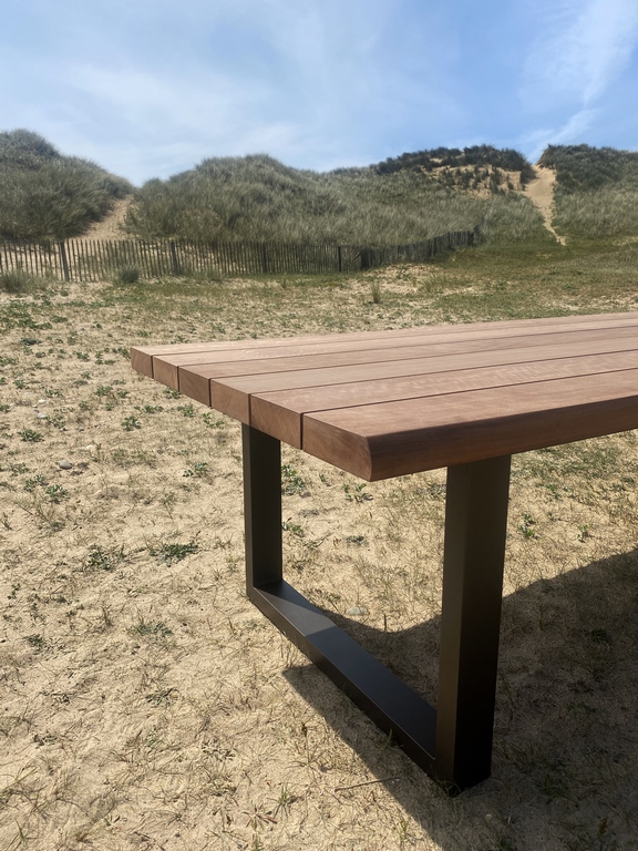 Table extérieure Viking - Bois massif, alu, sur mesure, artisanal