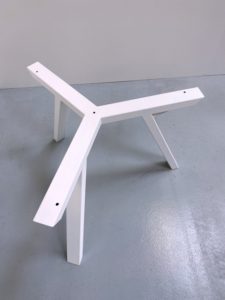 Pied de table Tripode sur mesure en acier / ARTMETA