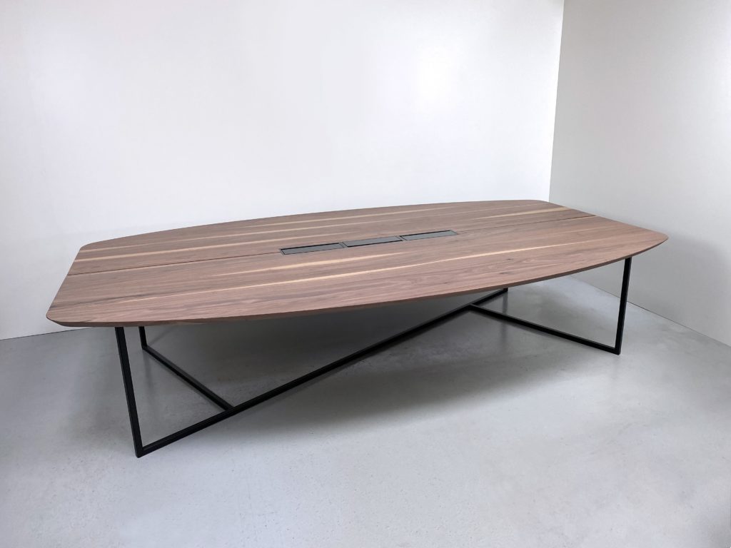 Table de réunion EMPREINTE plateau forme surf en noyer massif et pied acier noir charbon / Dimensions 340 x 200 x H 75 cm / Boitiers top access Bachmann encastrés à fleur