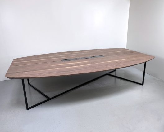 Table de réunion EMPREINTE plateau forme surf en noyer massif et pied acier noir charbon / Dimensions 340 x 200 x H 75 cm / Boitiers top access Bachmann encastrés à fleur