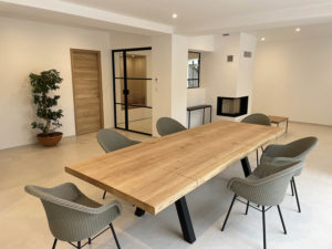 Table en acier et bois massif / Dimensions : 200 x 110 x H 75 cm / Chêne contemporain et Noir Chabon / Option 2 allonges avec fil continu