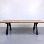 Table Pi en acier et bois massif / 240 x 120 x H 75 cm / chêne authentique et pied noir / ARTMETA