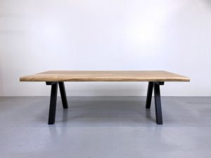 Table Pi en acier et bois massif / 240 x 120 x H 75 cm / chêne authentique et pied noir / ARTMETA