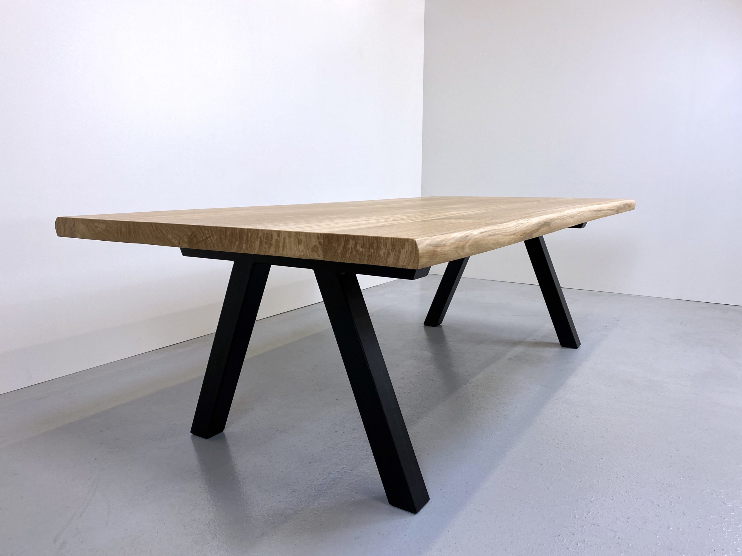 table à manger bois et métal / 240 x 120 x H 75 cm / chêne authentique et pied noir / ARTMETA