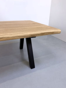 Table Pi en acier et bois massif / chêne authentique et pied noir / ARTMETA