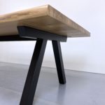 table à manger bois et métal Pi en acier et bois massif / chêne authentique et pied noir / ARTMETA