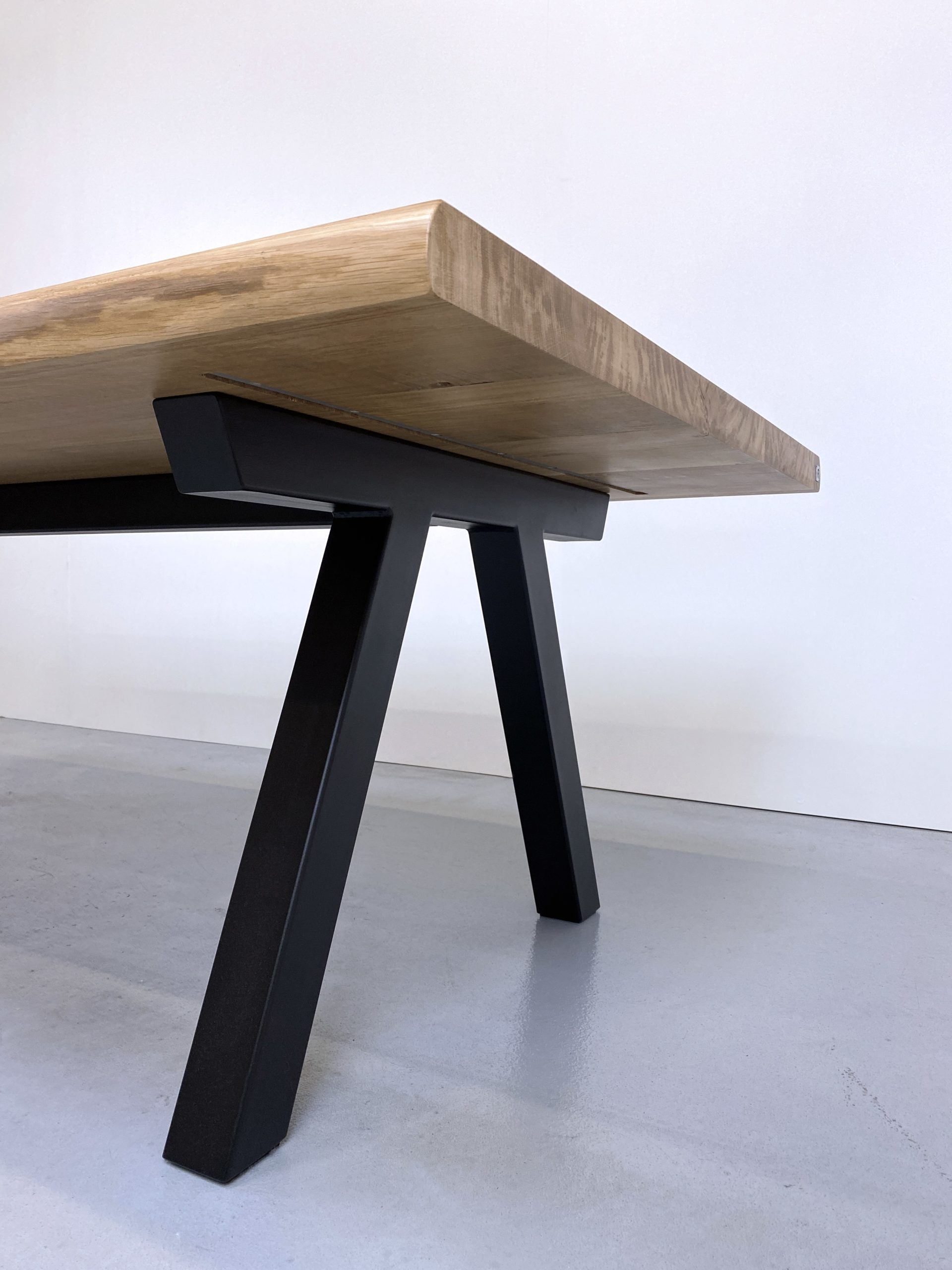 table à manger bois et métal Pi en acier et bois massif / chêne authentique et pied noir / ARTMETA