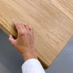 Table Pi en acier et bois massif / chêne authentique et pied noir / ARTMETA / Comment rénover une table en bois vernis ?
