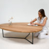 Table basse Galet bois massif et metal / Rachel GARDAN