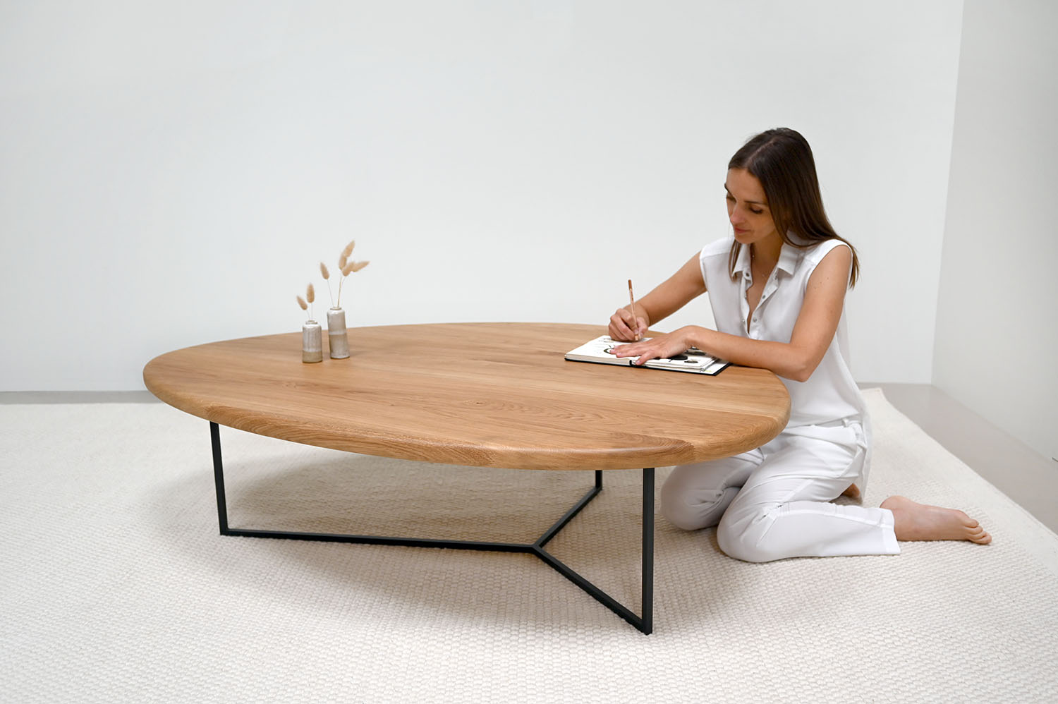 Bureau design plateau blanc mat en bois et pieds en acier vert