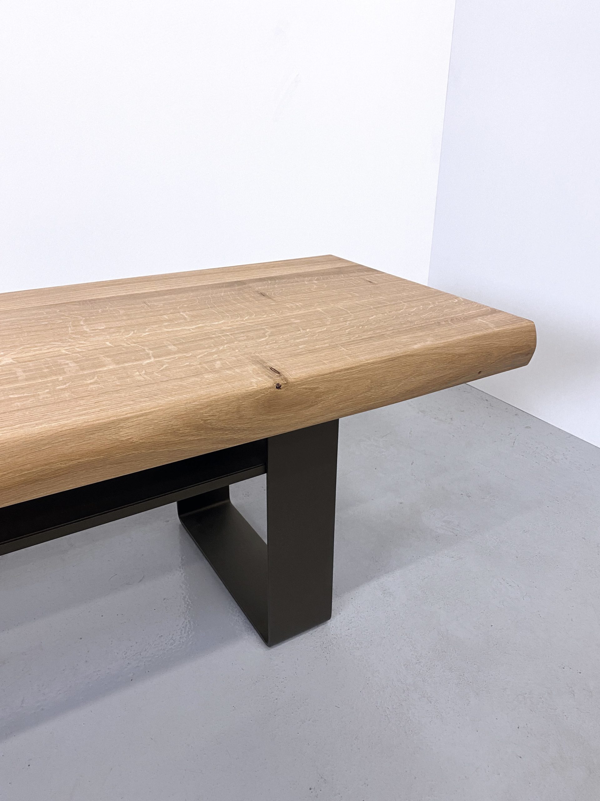 Banc tv Ruban / Acier et bois massif / mobilier sur mesure / ARTMETA