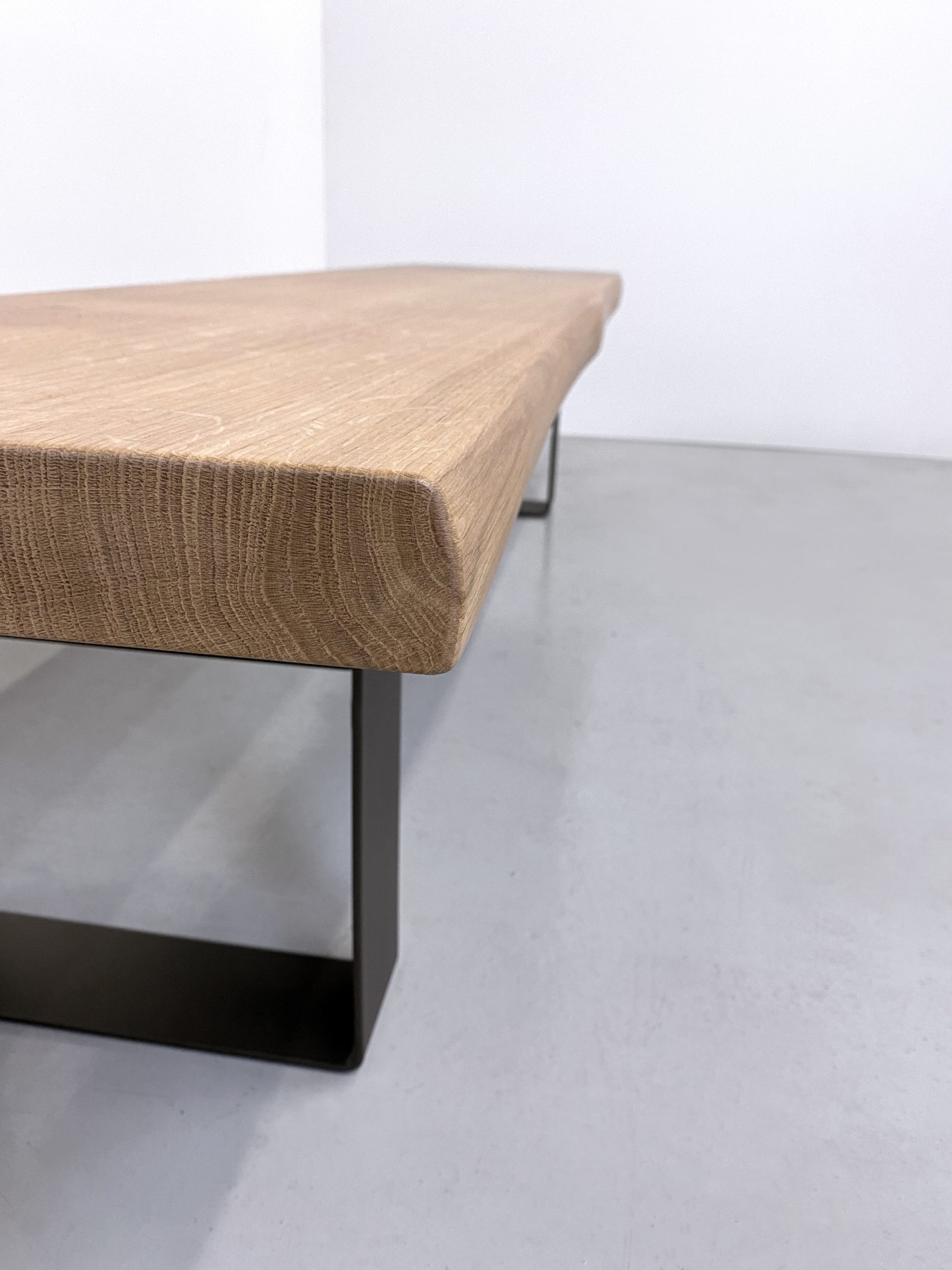 Banc tv Ruban / Acier et bois massif / mobilier sur mesure / ARTMETA