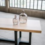 Table à manger Equilibre / 220 x 100 x H 75 cm / Chêne blanchi et pied Kaki / Fabrication artisanale ARTMETA