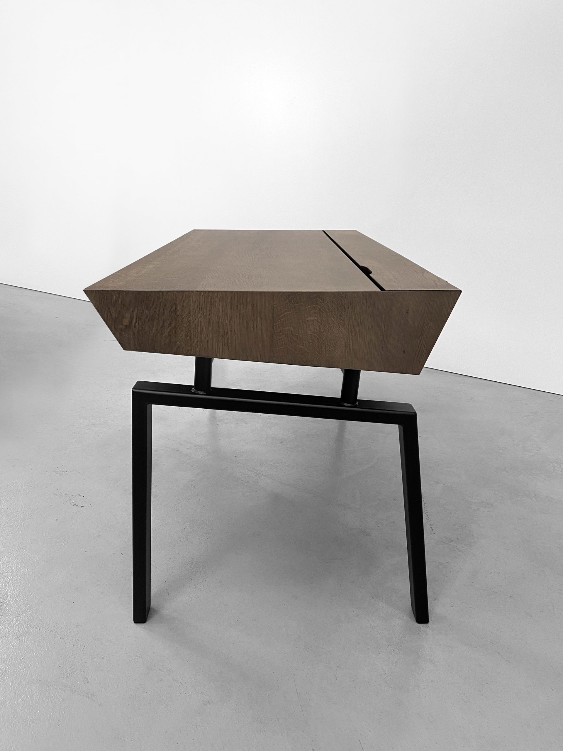 Bureau avec tiroirs Compagnon / Sur la photo : L150 x P70 x H76 cm / Fabrication artisanale française sur mesure en acier et bois massif / ARTMETA