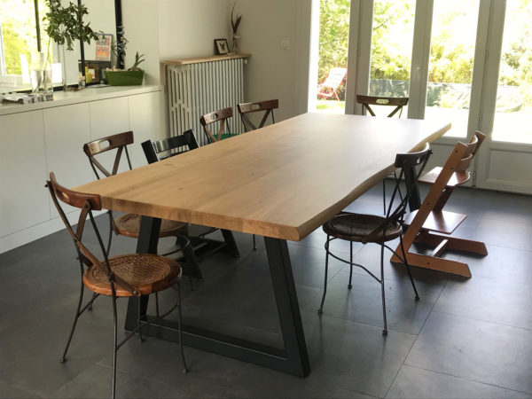 Table en metal et bois massif CHAMPAGNE / Dimensions : 270 x 110 x H 75 cm / Chêne contemporain et pied Noir charbon / Fabrication sur mesure ARTMETA