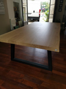 Table en metal et bois massif CHAMPAGNE / Dimensions : 240 x 120 x H 75 cm / Chêne contemporain et pied Noir charbon / Fabrication sur mesure ARTMETA