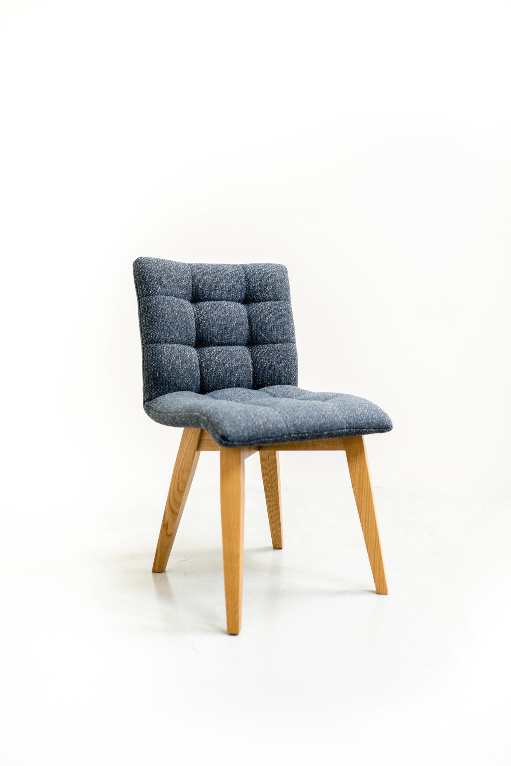 Chaise capitonnée de fabrication française / piétement en chêne massif / tissu bleu