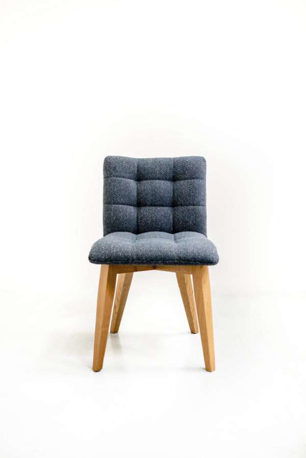 Chaise capitonnée de fabrication française / piétement en chêne massif / tissu bleu