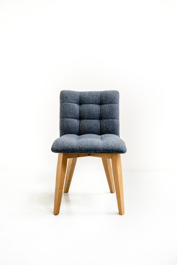 Chaise capitonnée de fabrication française / piétement en chêne massif / tissu bleu